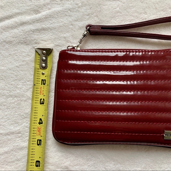 🍍 Express red wristlet, faux patent leather - Picture 5 of 6